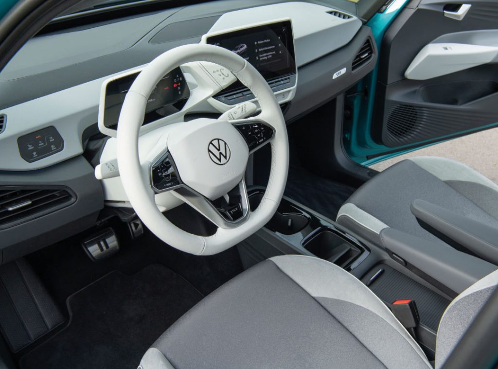 Interni raffinati e moderni caratterizzano la nuova ID.3, dove materiali di alta qualità e dettagli curati creano un ambiente accogliente. La disposizione intelligente degli spazi offre comfort e funzionalità, mentre il design minimalista enfatizza la tecnologia avanzata. Ogni elemento è progettato per un'esperienza di guida serena e intuitiva.