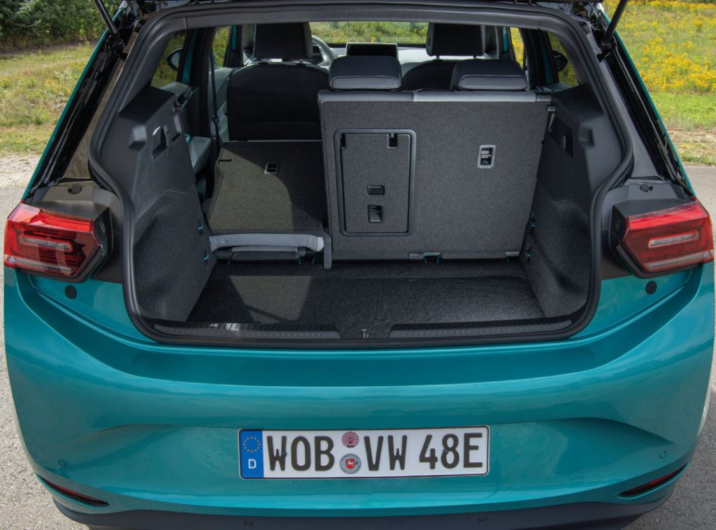 Il vano bagagli della nuova ID.3 combina praticità e spazio, perfetto per le tue avventure quotidiane. Con un design moderno e materiali sostenibili, gli interni riflettono un impegno per l'innovazione e l'ambiente. Questo SUV elettrico offre versatilità e comfort, rendendo ogni viaggio un'esperienza unica e responsabile