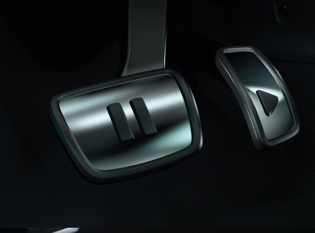 I pedali del freno e dell'acceleratore, progettati con icone del 'play' e 'pause', riflettono l'approccio innovativo della ID.3 alla mobilità elettrica. Questo design intuitivo non solo aggiunge un tocco di modernità, ma enfatizza anche la transizione fluida tra guida e frenata, rendendo ogni viaggio un'esperienza fluida e coinvolgente
