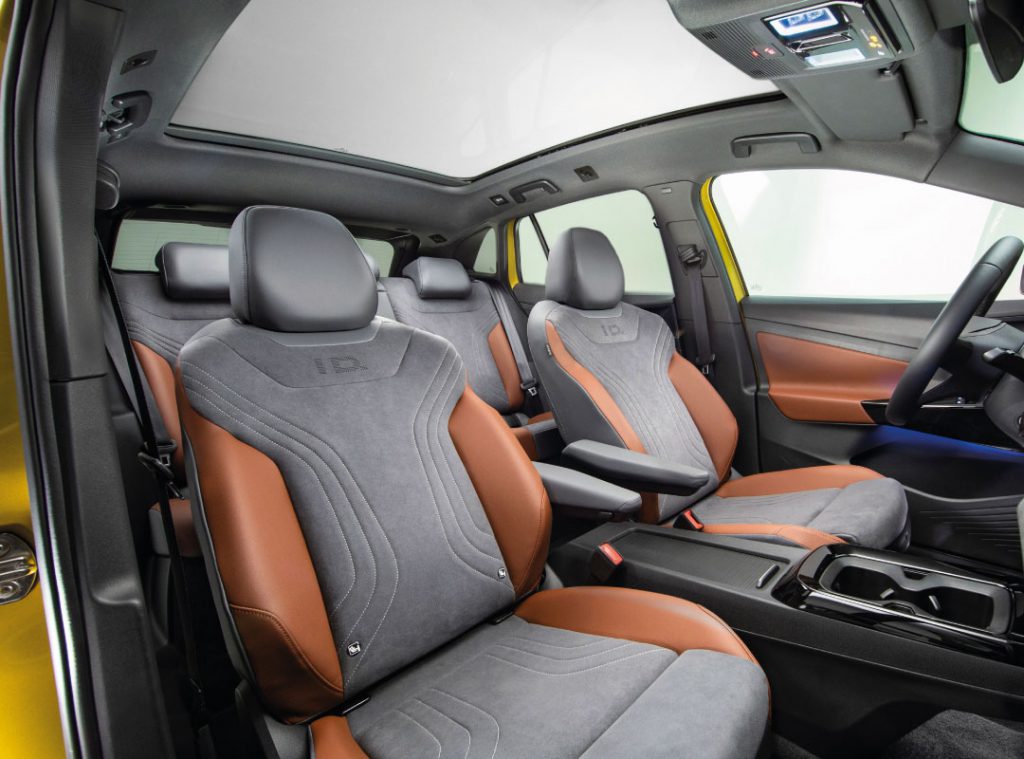 L'interno della ID.4 è progettato per il massimo comfort, con ampio spazio per le gambe e sedili ergonomici che garantiscono una guida rilassante. Ogni dettaglio è pensato per offrire un'esperienza di viaggio superiore, rendendo ogni spostamento piacevole per tutti i passeggeri.