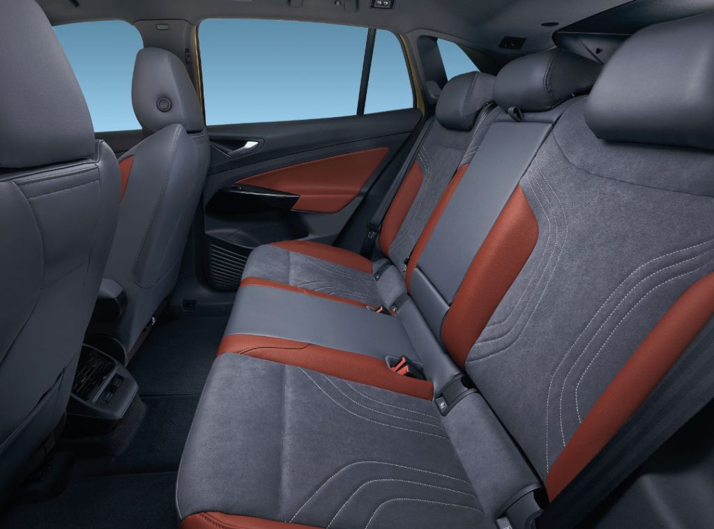 Gli interni della ID.4 offrono uno spazio eccezionale e una progettazione intelligente, garantendo a te e alla tua famiglia una sensazionale abitabilità. Ogni viaggio diventa un'esperienza confortevole e rilassante, con spazio sufficiente per muoversi liberamente e godere di ogni momento insieme.