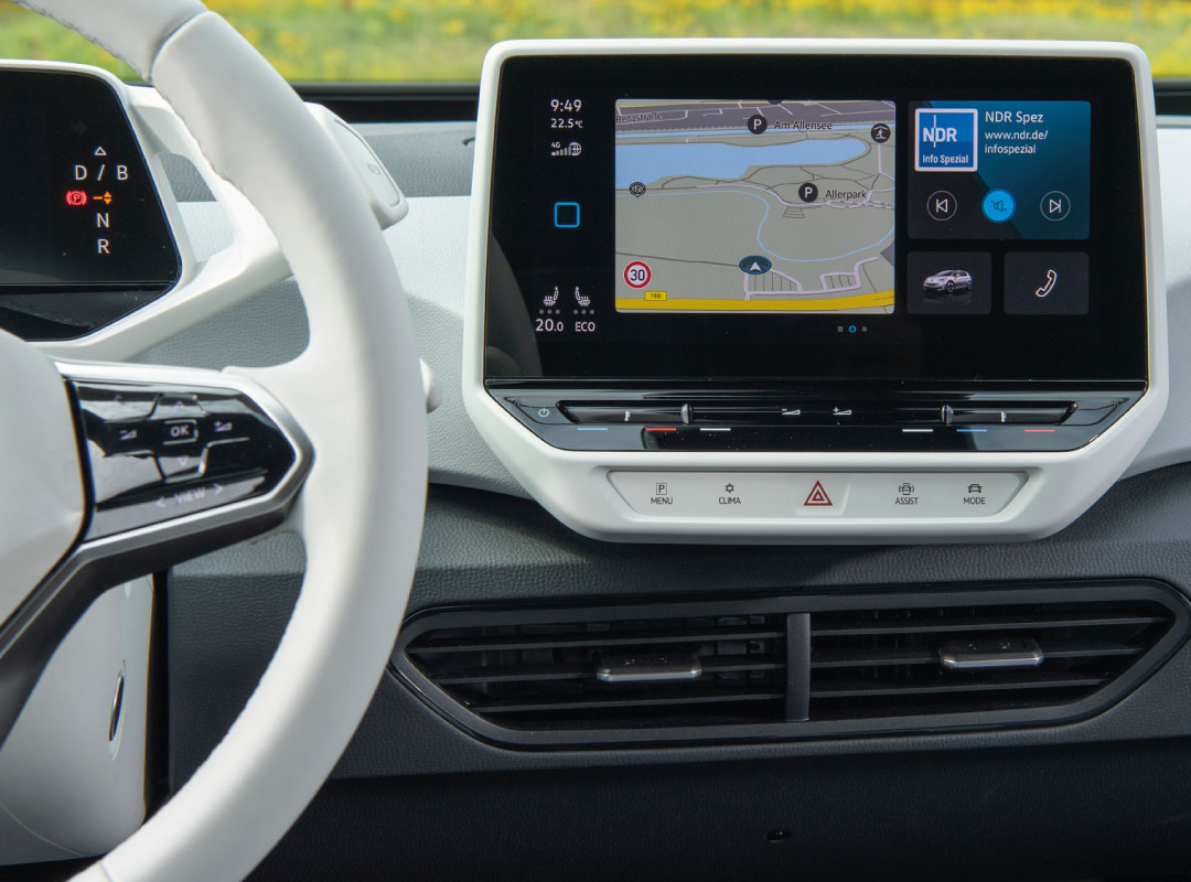 La Volkswagen ID.3 è intelligentemente connessa di serie. Il suo sistema di infotainment offre un'interfaccia intuitiva e funzionalità avanzate, inclusi servizi online e connettività smartphone. Resta sempre in contatto con il mondo esterno mentre godi di un'esperienza di guida senza interruzioni e personalizzata.