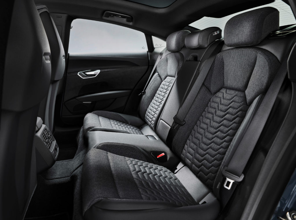 I sedili posteriori della Audi e-tron GT offrono massimo comfort e materiali di alta qualità, garantendo un'esperienza di lusso anche per i passeggeri.