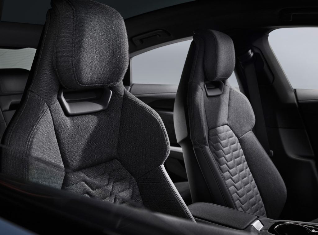 I sedili anteriori della Audi e-tron GT uniscono design distintivo e materiali di pregio, offrendo eleganza e comfort per una guida di alto livello.