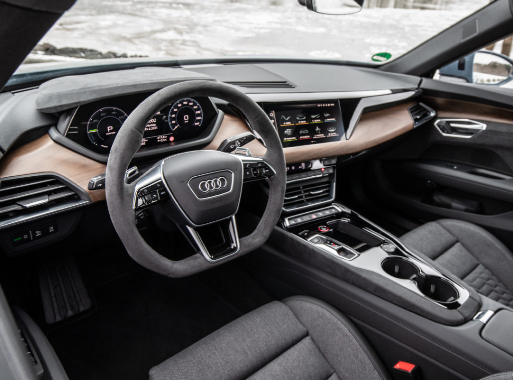 Il cruscotto della Audi e-tron GT offre un'interfaccia intuitiva con tutte le funzionalità di assistenza alla guida, garantendo un'esperienza di guida sicura e innovativa.
