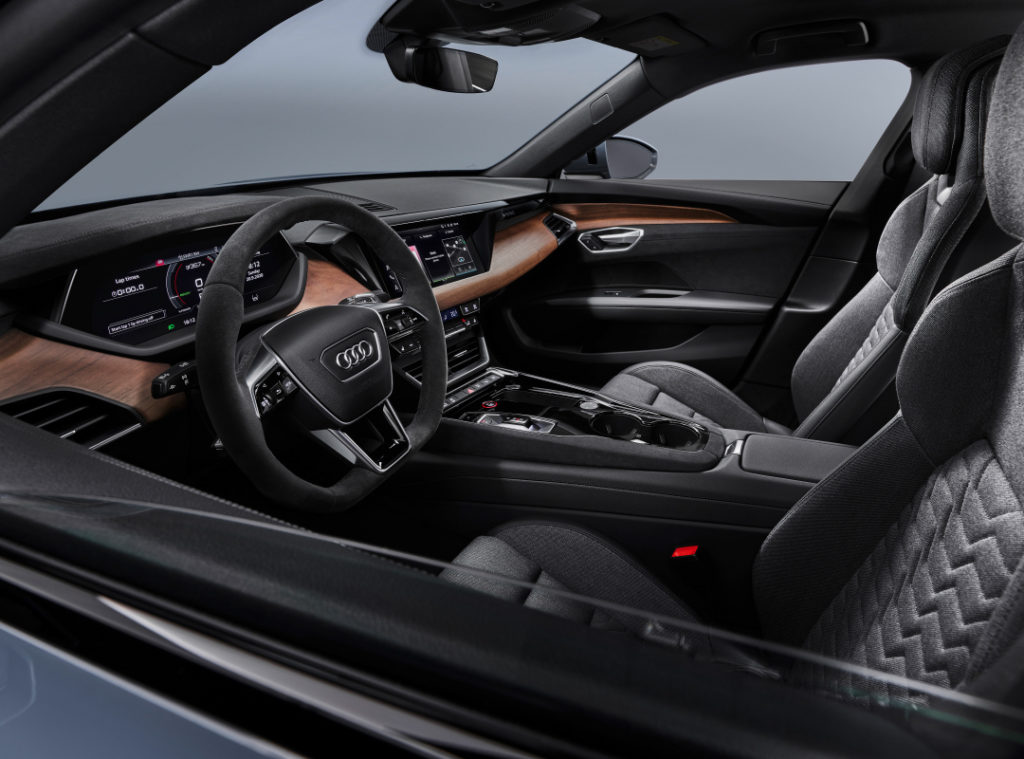 Un'abitacolo avvolgente e tecnologico. La Audi e-tron GT offre materiali pregiati e un layout intuitivo, perfettamente studiato per il massimo comfort e stile