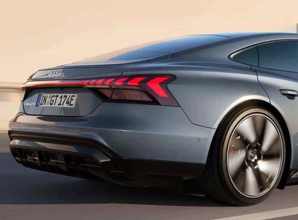Gruppi ottici posteriori a LED con indicatori di direzione dinamici, che arricchiscono il design della Audi e-tron GT. Questi fari non solo conferiscono un aspetto distintivo e moderno, ma migliorano anche la visibilità e la sicurezza.
