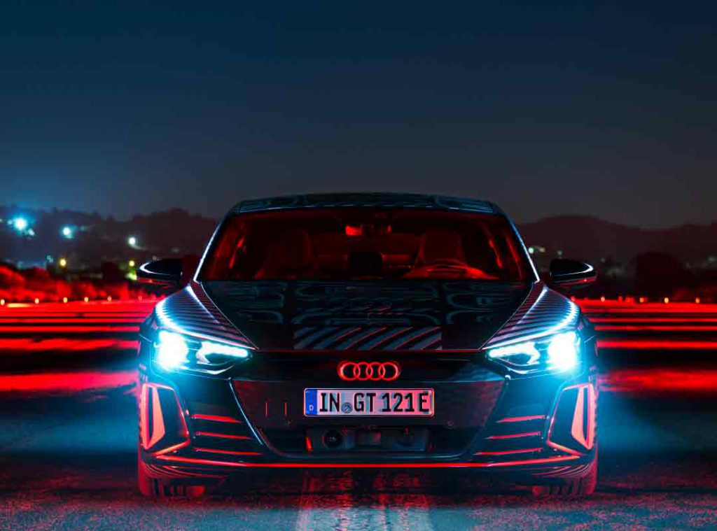 I proiettori a LED con indicatori di direzione dinamici non solo migliorano la visibilità, ma conferiscono alla Audi e-tron GT un aspetto audace e moderno, unendo design e tecnologia avanzata.