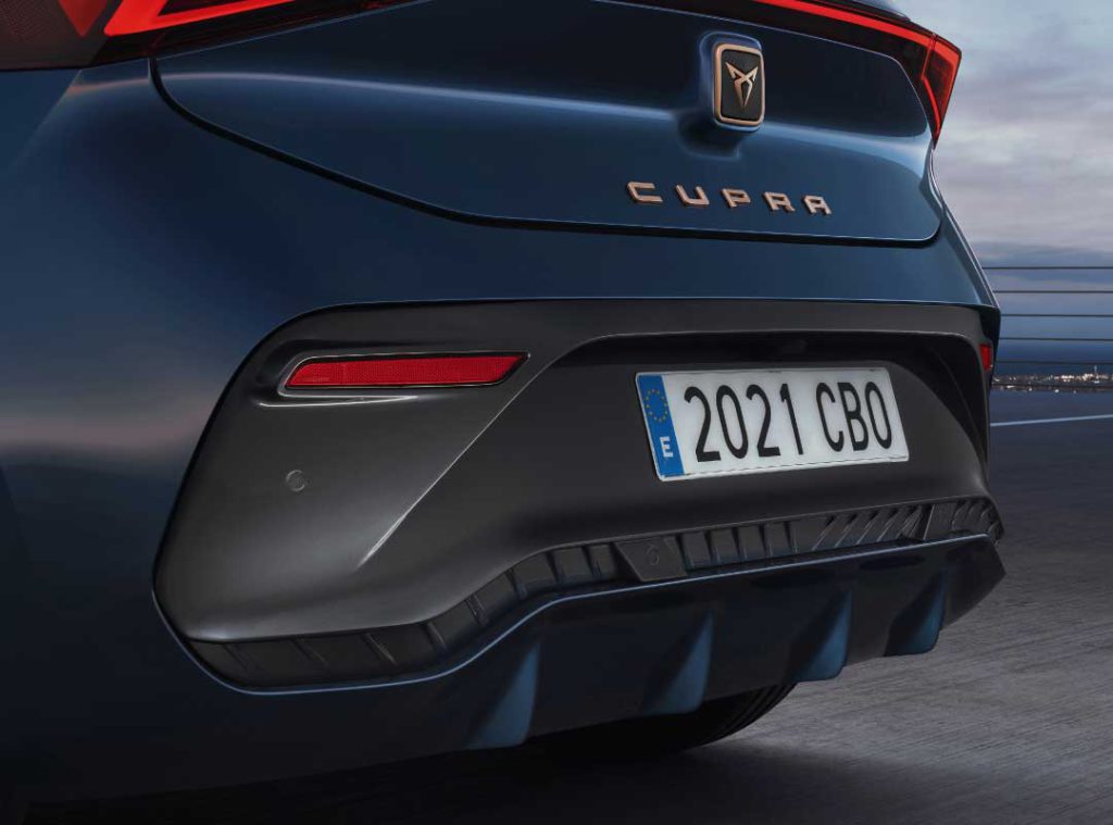 Il design dinamico dei fari posteriori della CUPRA Born si fonde perfettamente con l’iconico logotipo bronzo CUPRA, esaltando il carattere audace del veicolo. Un simbolo di prestazioni, innovazione e stile, questi elementi si combinano per un look riconoscibile che rispecchia la visione sportiva e sofisticata del marchio.
