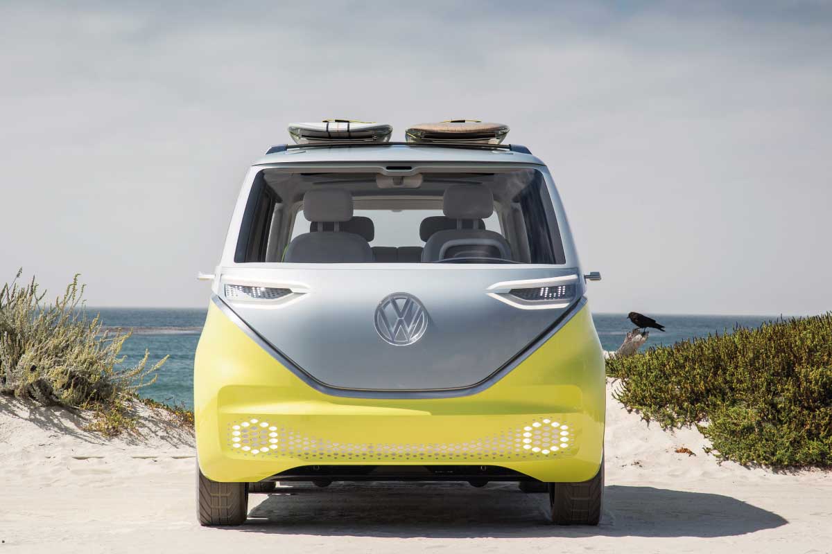 Il VW ID. Buzz si distingue con un frontale iconico e moderno, linee aerodinamiche e il logo Volkswagen illuminato. Un design inconfondibile, pronto per nuove avventure elettriche.