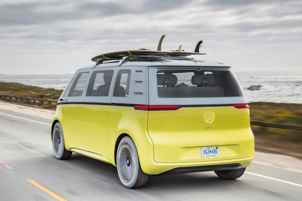 Il posteriore del VW ID. Buzz, con linee pulite e luci LED moderne, conferisce al veicolo un carattere distintivo e iconico. Il design compatto e funzionale esalta la sua anima versatile, perfetta per chi cerca uno stile unico e praticità in ogni viaggio.