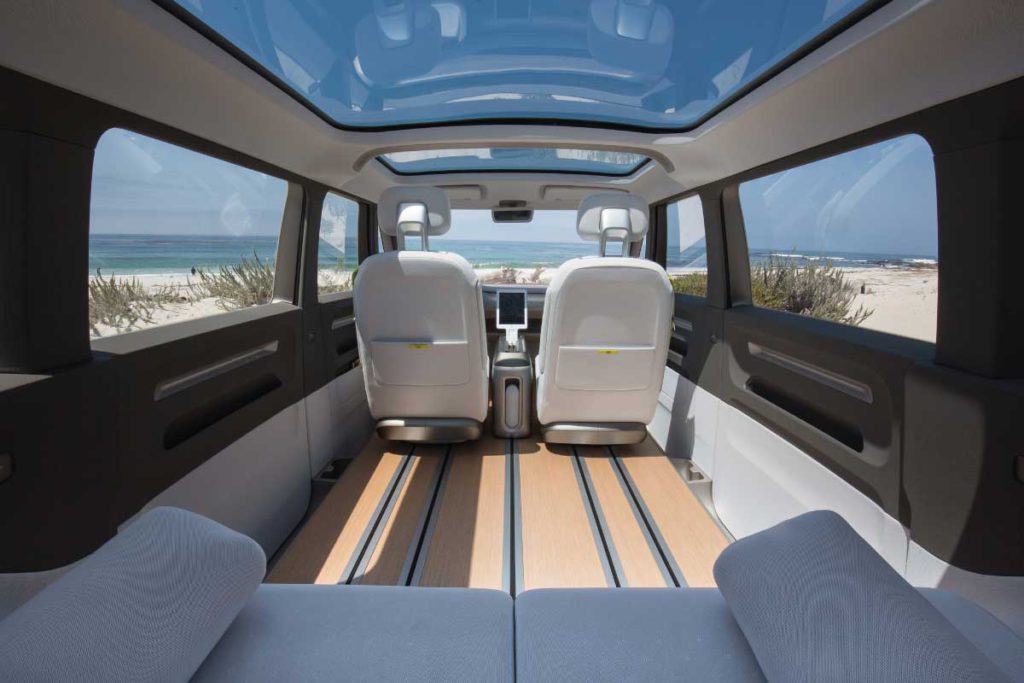 ID. Buzz offre un abitacolo ampio e luminoso, progettato per il massimo comfort e funzionalità. Con ampi spazi e sedili regolabili, è ideale per lunghi viaggi o uscite con tutta la famiglia.