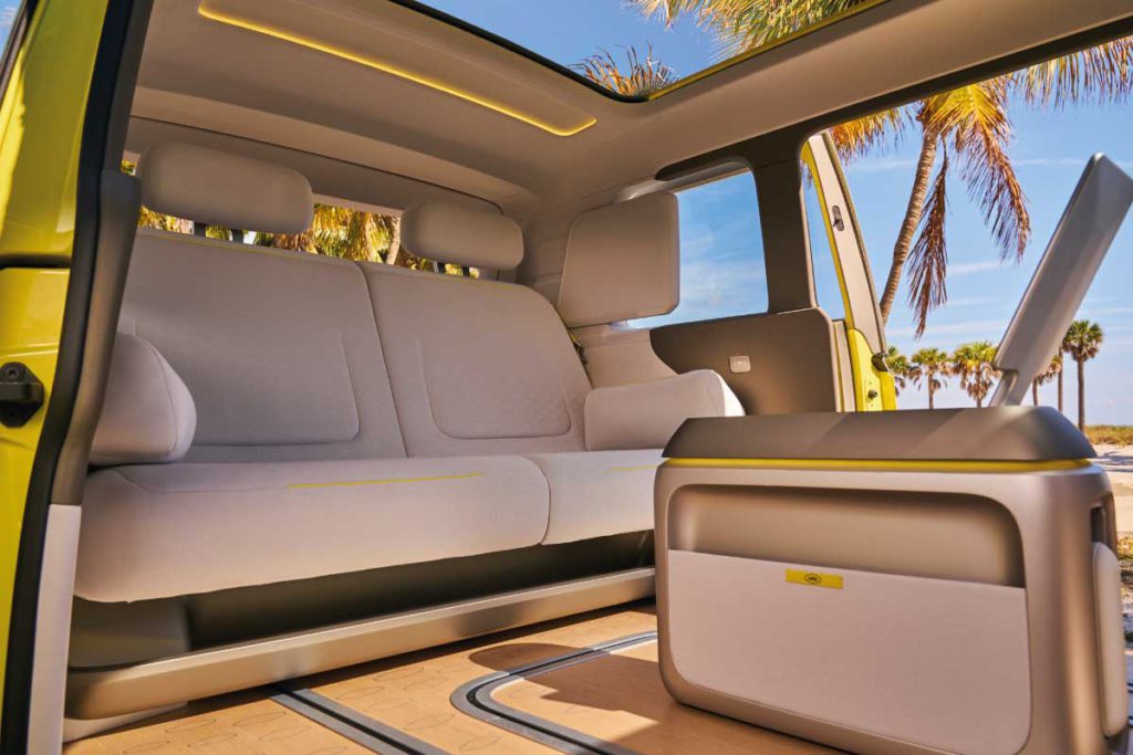 Gli interni di ID. Buzz combinano materiali di qualità eco-friendly con un’estetica moderna, riflettendo l’impegno di Volkswagen per la sostenibilità e il design.