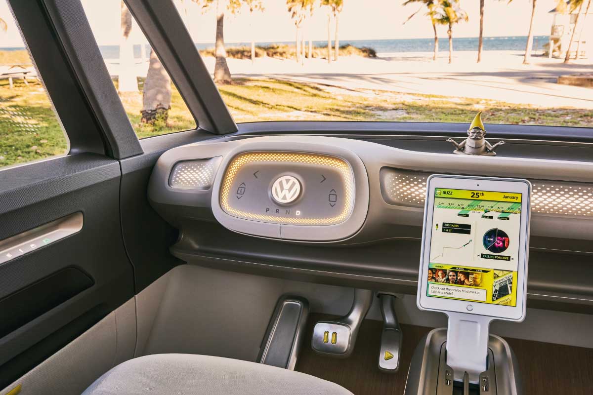 La Volkswagen ID. Buzz offre un sistema di infotainment con un display touchscreen fino a 12 pollici, che permette di gestire facilmente musica, navigazione e app. Con Apple CarPlay e Android Auto, la tua esperienza di guida diventa ancora più connessa.