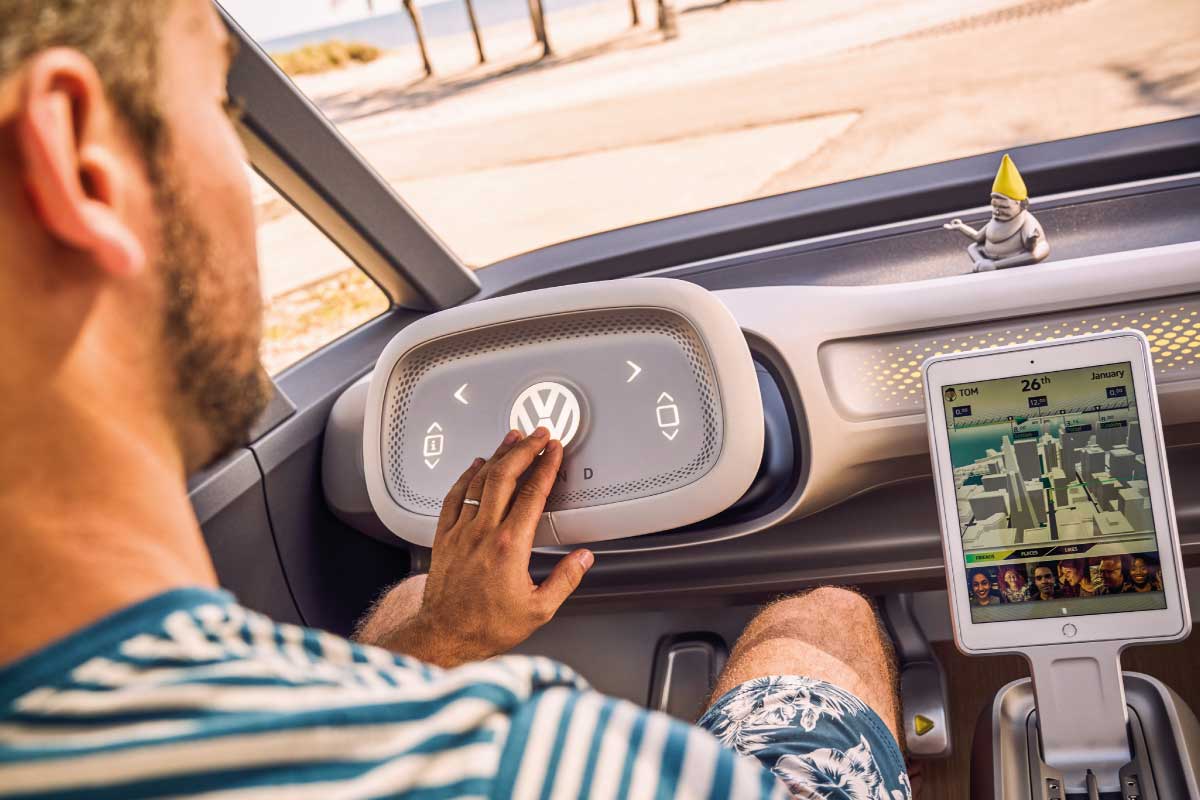 Il cuore tecnologico di ID. Buzz: il sistema di infotainment avanzato offre connettività intuitiva e accesso rapido a tutte le funzioni digitali. Con uno schermo ad alta risoluzione e integrazione delle app, l’esperienza a bordo è fluida e all’avanguardia, per intrattenimento e navigazione senza confini.