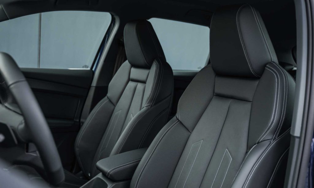 Ogni dettaglio conta: i sedili anteriori della Audi Q4 e-tron sono realizzati con materiali riciclati, combinando comfort e sostenibilità in un abitacolo moderno e innovativo.