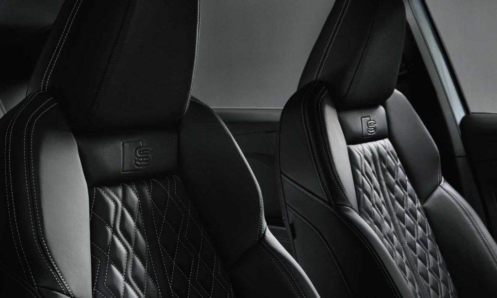 Finiture di alta qualità per un'esperienza di guida premium: i sedili avvolgenti e confortevoli della Q4 e-tron combinano stile e funzionalità, elevando ogni viaggio.