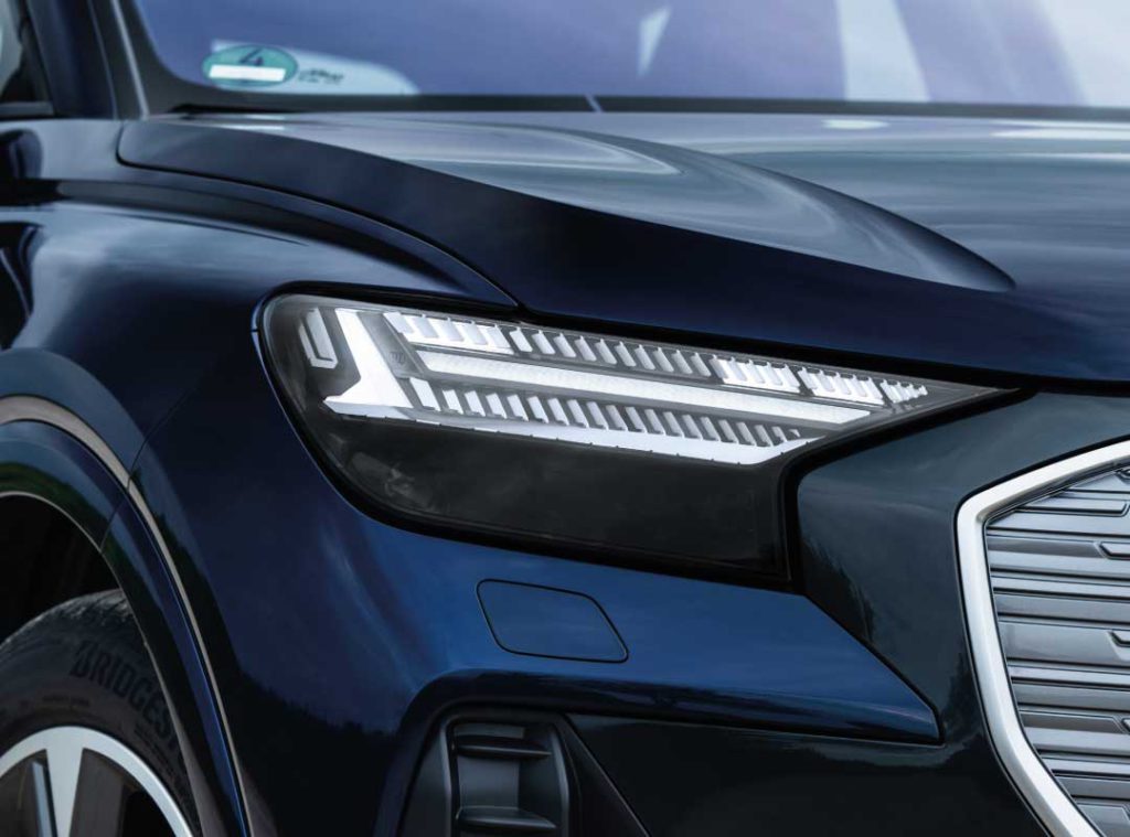 I fari LED Matrix della Q4 e-tron offrono un'illuminazione impeccabile e un design distintivo. Questi fari all'avanguardia assicurano una visibilità ottimale e una guida sicura, combinando tecnologia innovativa e stile audace."
