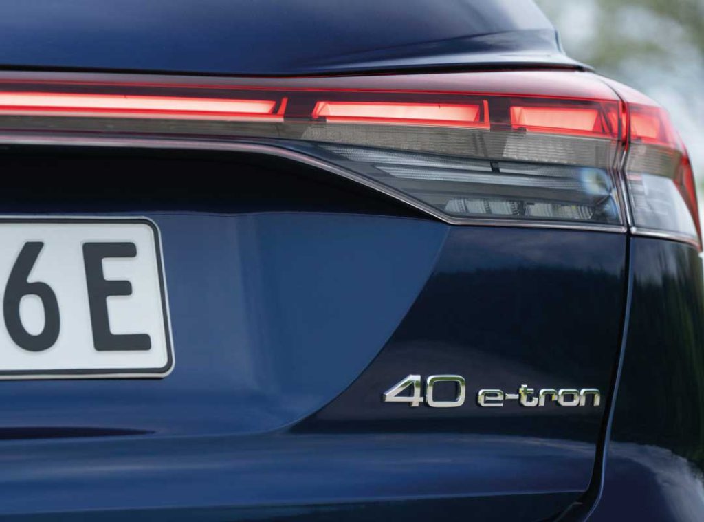 I fari posteriori della Q4 e-tron presentano la firma distintiva di Audi, con un design elegante e moderno. Questa tecnologia all'avanguardia non solo migliora l'estetica, ma garantisce anche sicurezza e visibilità durante la guida notturna.