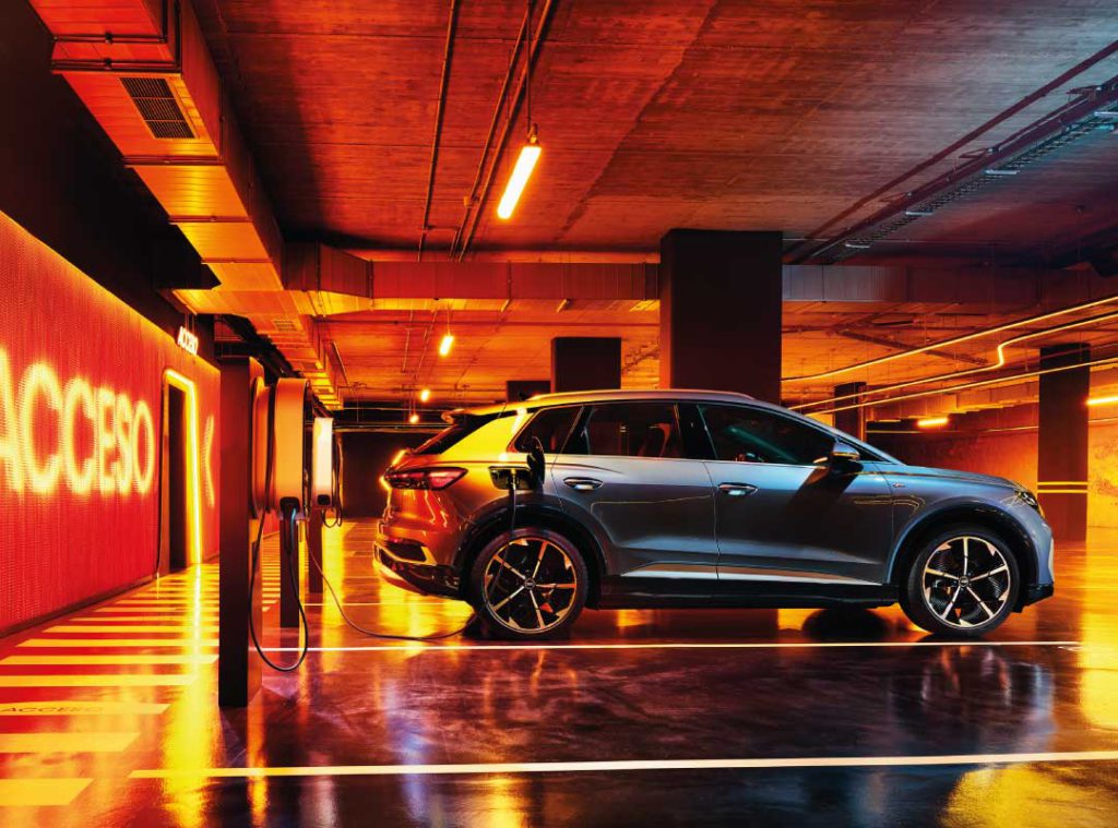 I fari LED Matrix della Q4 e-tron non solo illuminano la strada, ma conferiscono anche un tocco di innovazione e tecnologia al design della vettura, rendendola unica e moderna mentre si ricarica in un ambiente futuristico.
