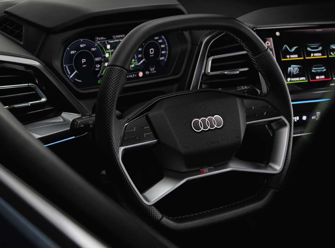 Il volante della Q4 e-tron combina design innovativo e comandi intuitivi, assicurando un controllo ottimale e un'esperienza di guida senza pari.