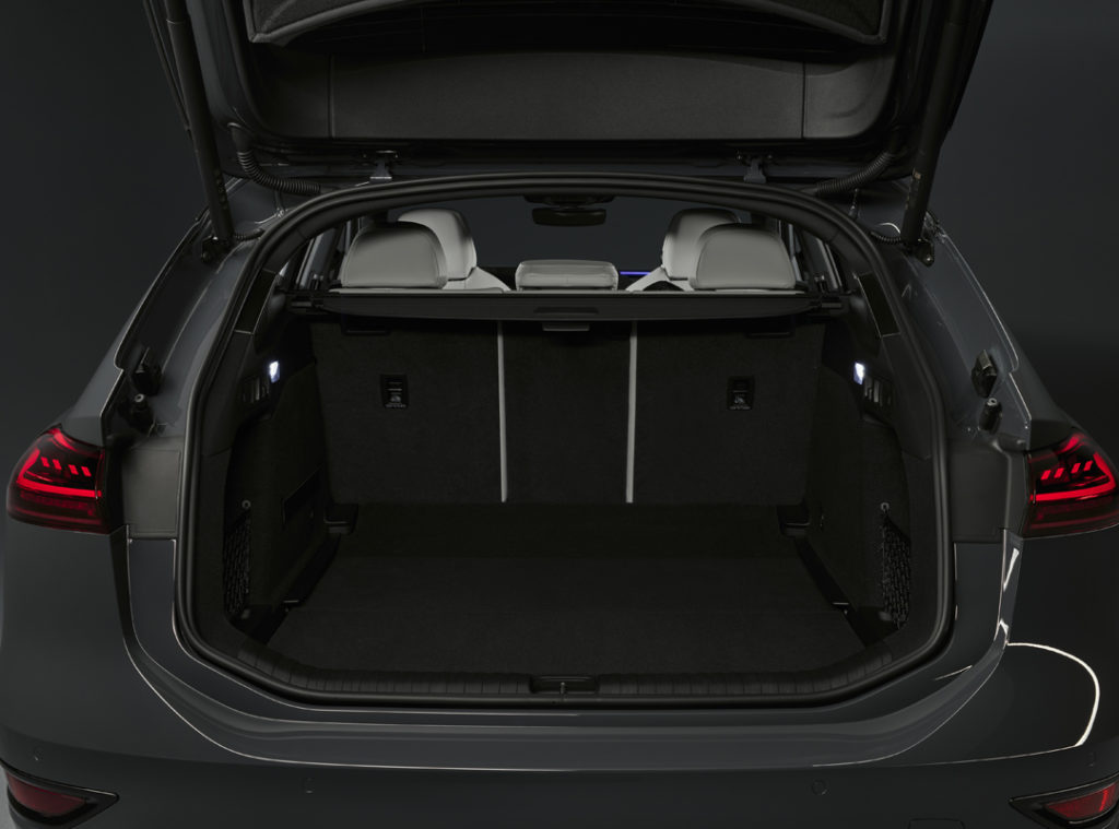 Gli interni dell'A6 Avant e-tron sono progettati per garantire comfort e funzionalità. I materiali sostenibili e le finiture di alta qualità riflettono l'impegno per l'ambiente.