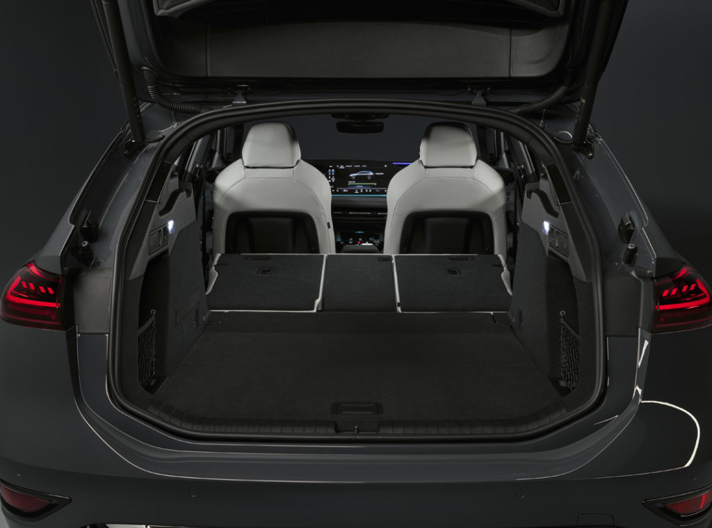 Gli interni dell'A6 Avant e-tron sono progettati per garantire comfort e funzionalità. I materiali sostenibili e le finiture di alta qualità riflettono l'impegno per l'ambiente.