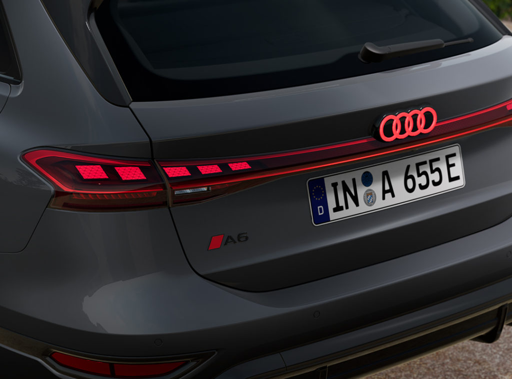 I fari posteriori della A6 e-tron, con la loro firma distintiva Audi, combinano stile e innovazione, garantendo un'illuminazione inconfondibile e sicura.