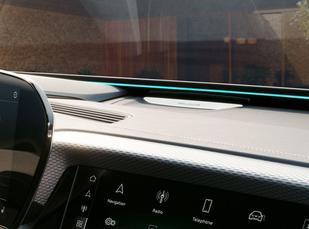 Personalizza l'atmosfera con le luci ambientali della A6 e-tron. Scegli tra diverse tonalità per creare l'ambiente perfetto durante ogni viaggio.