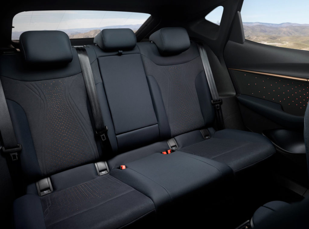 Spazio e comfort nei sedili posteriori della CUPRA Tavascan: materiali di alta qualità e design ergonomico per il massimo relax anche sui viaggi più lunghi.