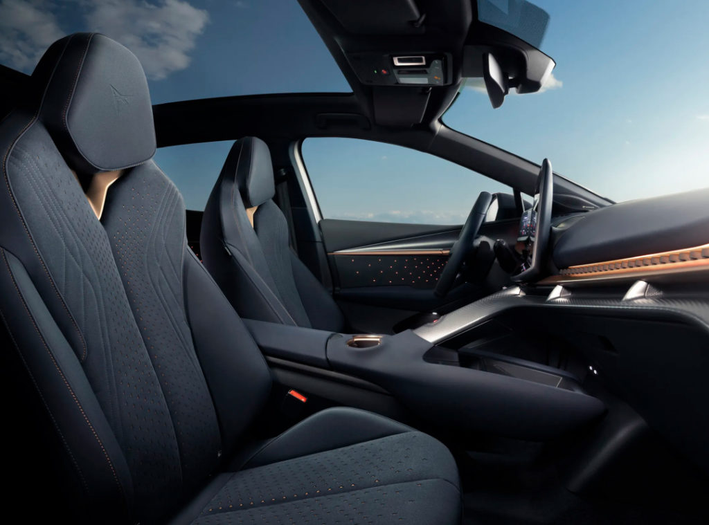 Abitacolo high-tech della CUPRA Tavascan: design sportivo e tecnologia avanzata a portata di mano, per un'esperienza di guida immersiva e connessa.