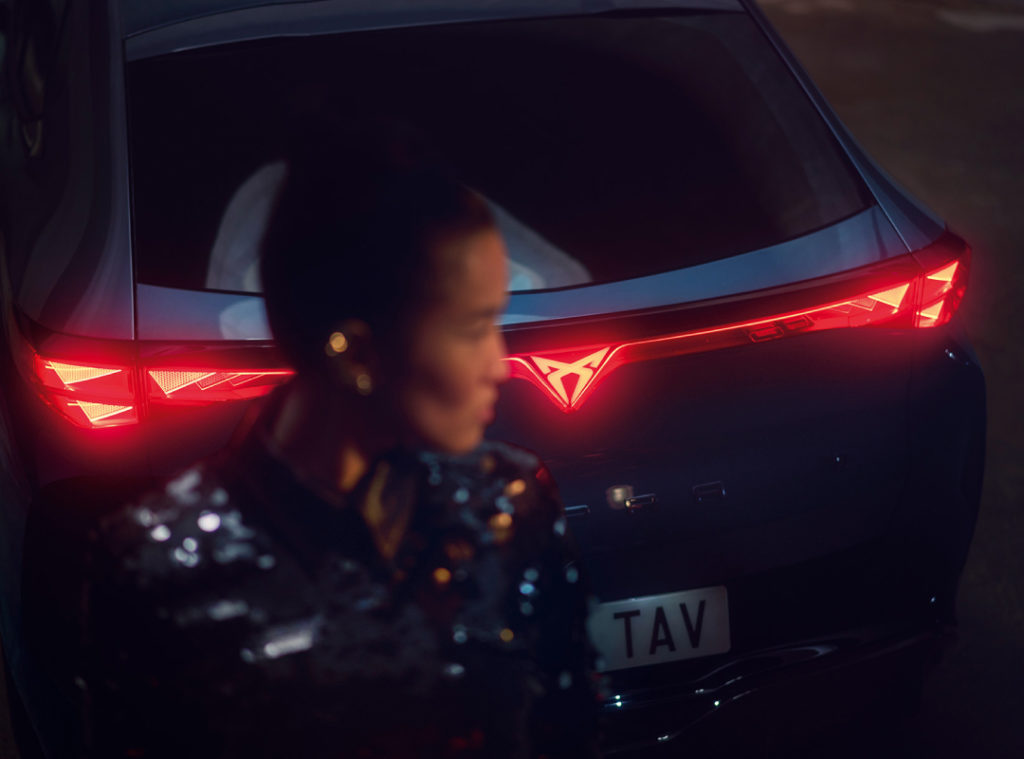Fari posteriori della CUPRA Tavascan: la firma digitale del brand si illumina, creando un effetto distintivo che rende la vettura immediatamente riconoscibile, anche da lontano.