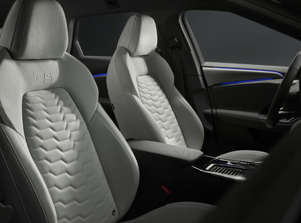 Gli interni dell'A6 Avant e-tron sono progettati per garantire comfort e funzionalità. I materiali sostenibili e le finiture di alta qualità riflettono l'impegno per l'ambiente.