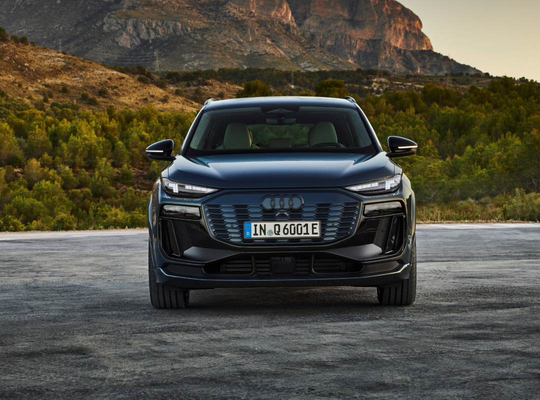 Il frontale della Q6 e-tron incarna potenza e innovazione, con il suo iconico Singleframe e fari LED Matrix che garantiscono una visibilità superiore. Un design audace e distintivo che segna il futuro della mobilità elettrica.