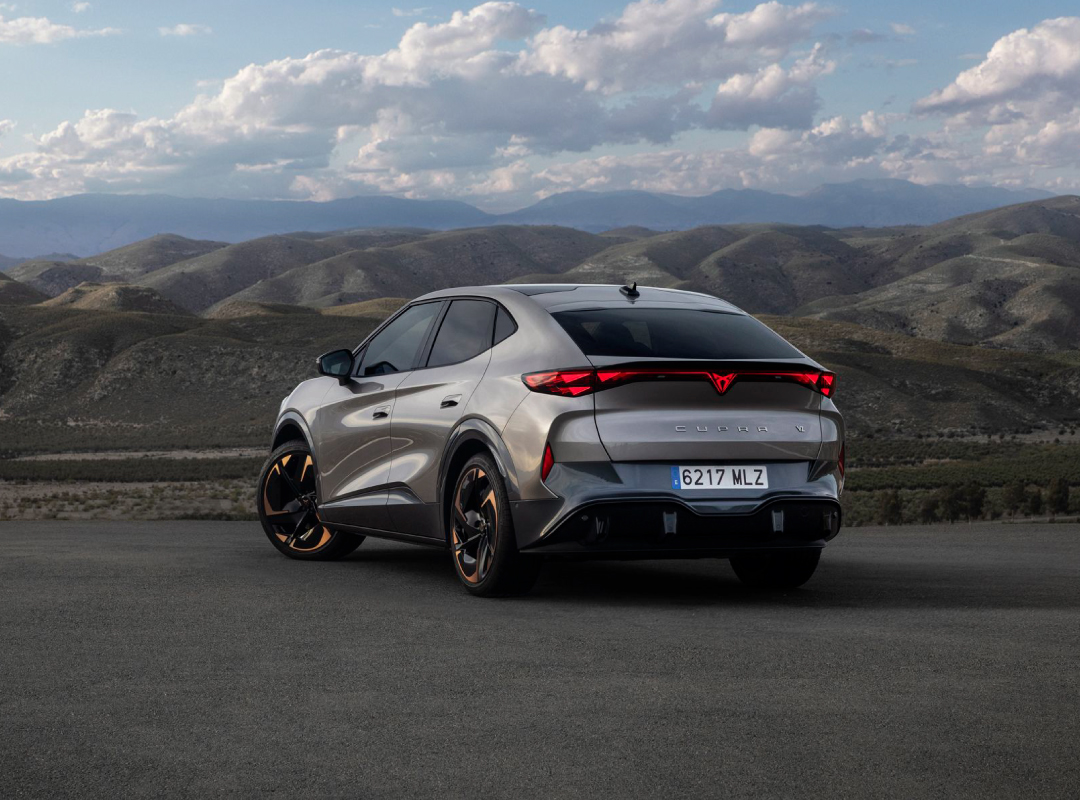 Il posteriore scolpito della CUPRA Tavascan: fari a LED distintivi e un design deciso che esprime potenza e sportività su strada