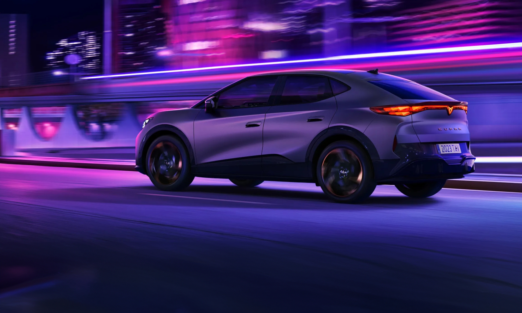 CUPRA TAVASCAN Linee dinamiche e raffinatezza sportiva. Una sensazione di velocità. Uno spazio rilassante e una personalità dominante.