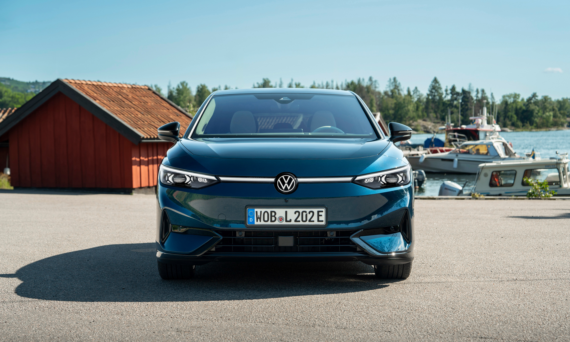 Il design frontale della Volkswagen ID.7 si distingue per le linee aerodinamiche e i fari a LED Matrix, che garantiscono un look moderno e prestazioni efficienti.