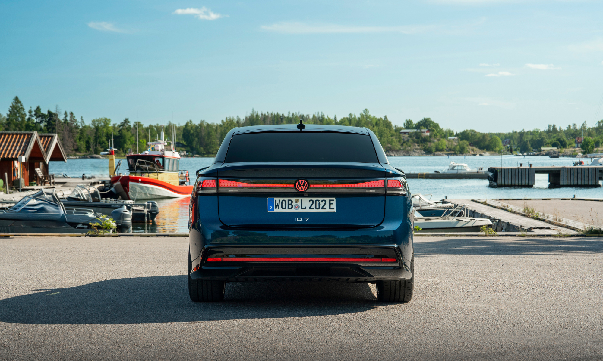 Il posteriore della Volkswagen ID.7 colpisce con i suoi fari LED a tutta larghezza, sottolineando il design elegante e l'aerodinamica avanzata.