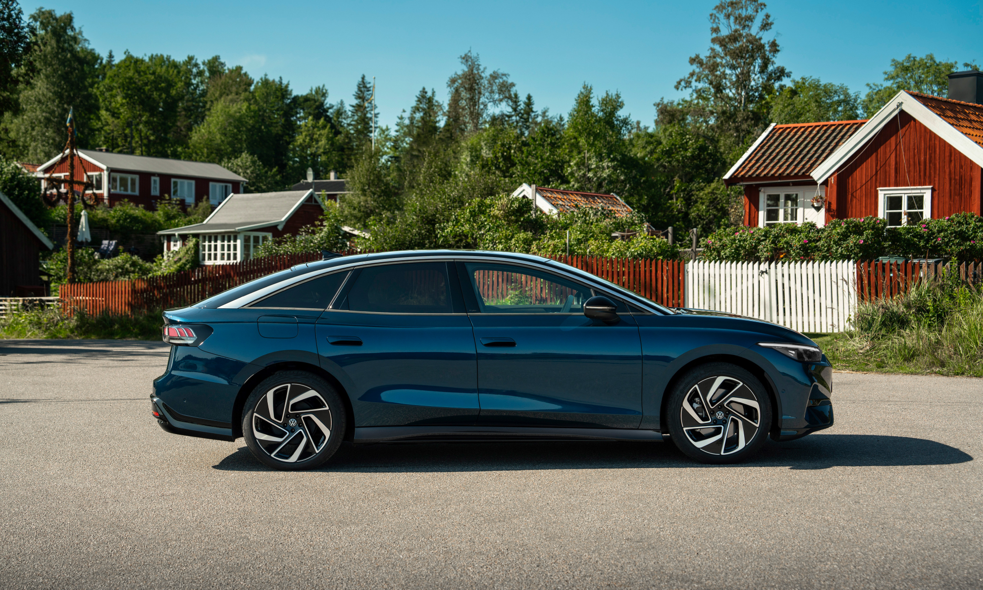 Il design laterale della Volkswagen ID.7 si distingue per le linee fluide e aerodinamiche, che migliorano l'efficienza e sottolineano la sua eleganza contemporanea.