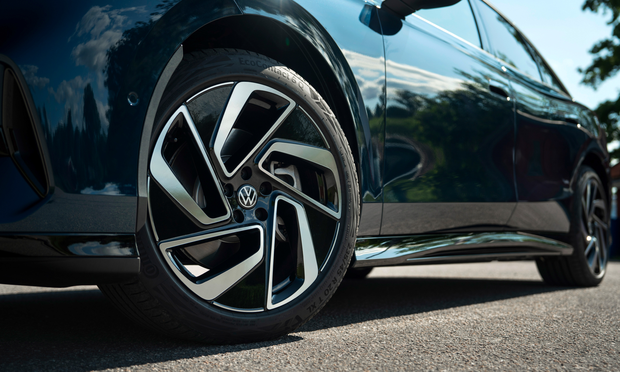 I cerchi aerodinamici della Volkswagen ID.7 non solo migliorano l'efficienza, ma aggiungono un tocco di stile moderno e dinamico al design della vettura.