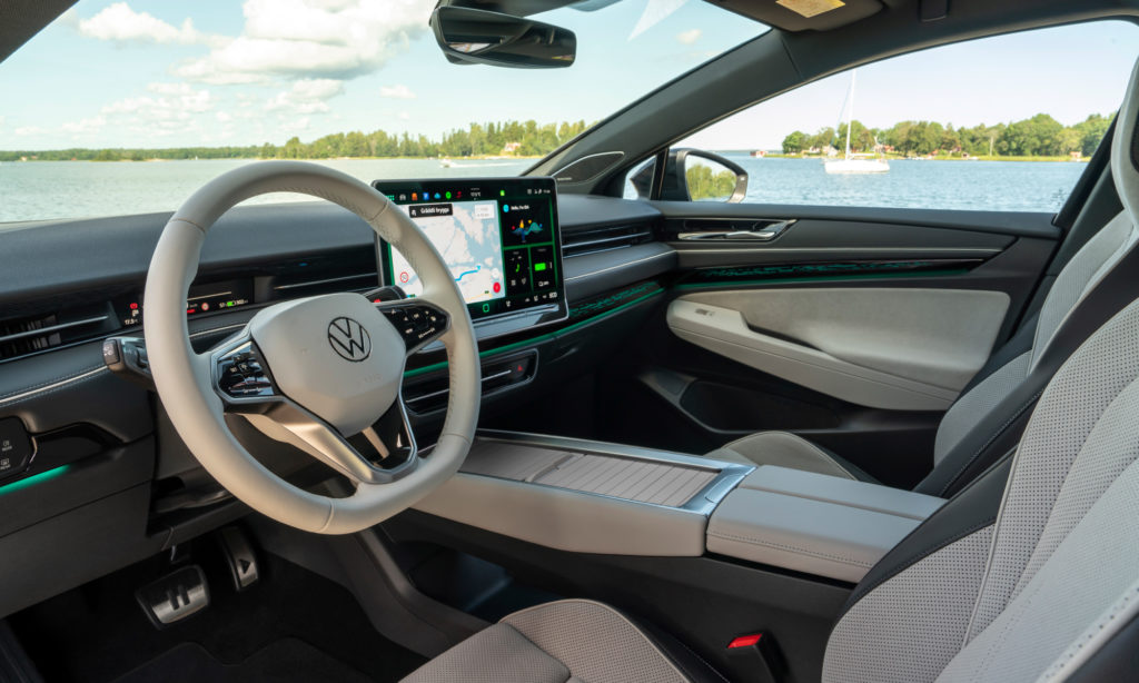 Spaziosi e moderni, gli interni della Volkswagen ID.7 offrono comfort premium, tecnologia avanzata e materiali di alta qualità per una guida senza compromessi.