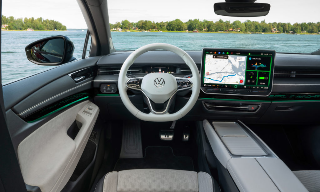 Cruscotto digitale avanzato con volante multifunzione e display MMI, offre controllo intuitivo e tecnologia all'avanguardia per una guida connessa e sicura.