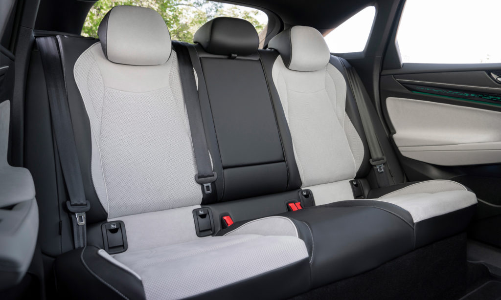 Sedili posteriori spaziosi in materiali di alta qualità, progettati per il massimo comfort. Perfetti per lunghi viaggi, offrendo spazio extra e finiture premium.